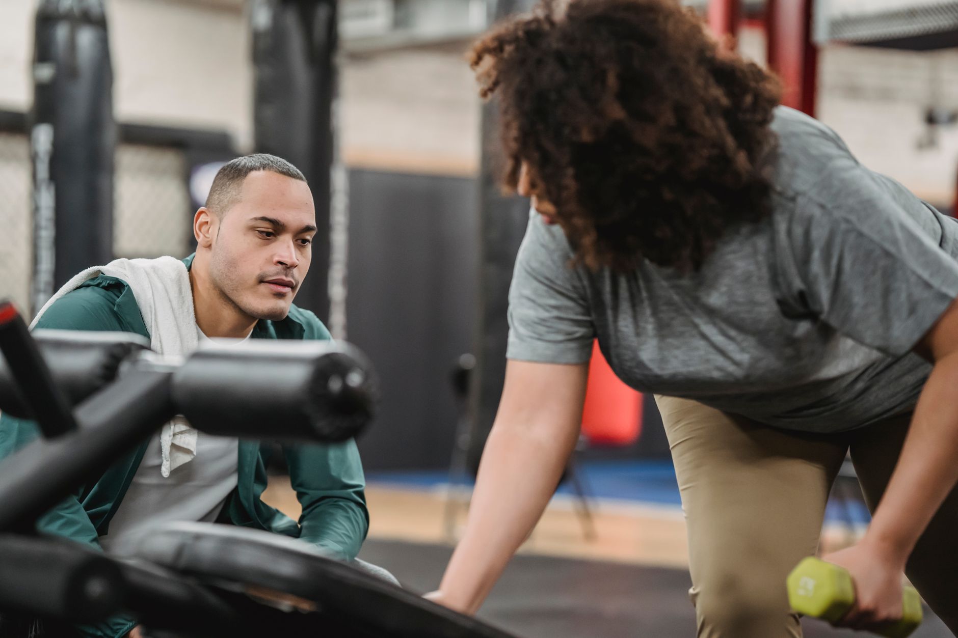 Trenérka MíšaV Fitness při tréninku s klientem